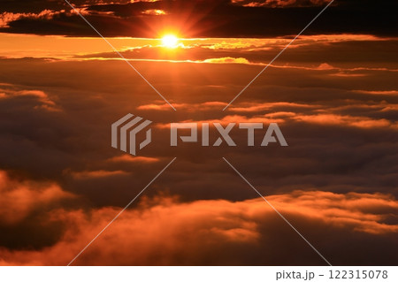 岩手県遠野市　夜明けの風景 122315078