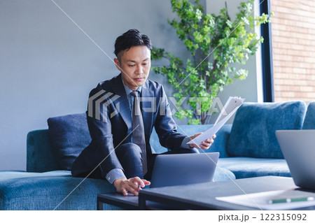 オフィスでミーティングするビジネスマン オフィスでミーティングするビジネスマン 122315092