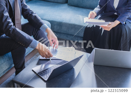 ミーティングをするビジネスパーソン 122315099