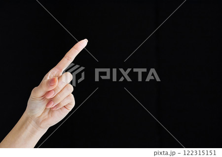 人差し指で指差すしぐさをする 人差し指で指差すしぐさをする 122315151