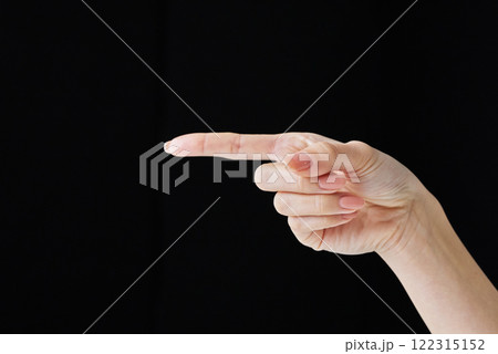 人差し指で指差すしぐさをする 人差し指で指差すしぐさをする 122315152