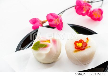 美しい和菓子 梅の花と牡丹の花 美しい和菓子 梅の花と牡丹の花 122315155