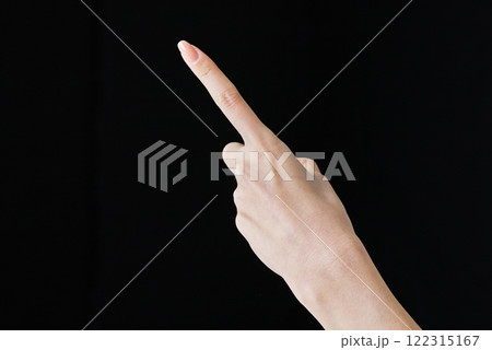 人差し指で指差すしぐさをする 122315167