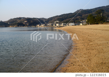 小豆島オフシーズンの鹿島海水浴場の砂浜-2 122316015