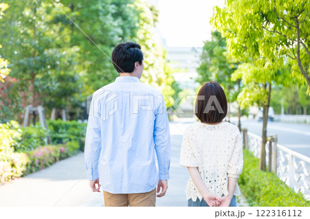 新婚カップルの後ろ姿 不動産イメージ 新婚カップルの後ろ姿 不動産イメージ 122316112