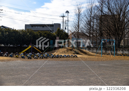 入間市立東町小学校の校庭の遊具 122316208