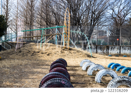 入間市立東町小学校の校庭の遊具 122316209
