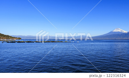 静岡県沼津市西浦の絶景の富士山とヨットと駿河湾 122316324