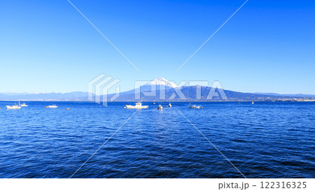 静岡県沼津市西浦の絶景の富士山とヨットと駿河湾 122316325