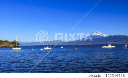 静岡県沼津市西浦の絶景の富士山とヨットと駿河湾 静岡県沼津市西浦の絶景の富士山とヨットと駿河湾 122316326