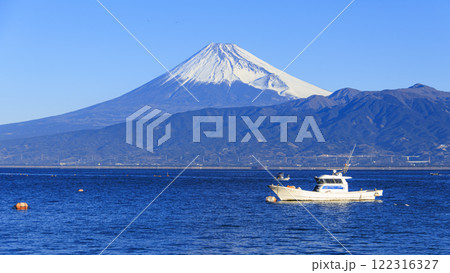 静岡県沼津市西浦の絶景の富士山とヨットと駿河湾 122316327