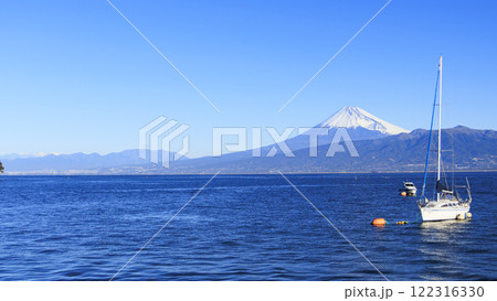 静岡県沼津市西浦の絶景の富士山とヨットと駿河湾 122316330