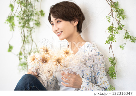 ビューティーイメージ(ドライフラワーを持つショートヘアのミドル女性) ビューティーイメージ(ドライフラワーを持つショートヘアのミドル女性) 122316347