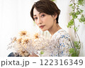 ビューティーイメージ（ドライフラワーを持つショートヘアのミドル女性） 122316349
