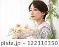 ビューティーイメージ（ドライフラワーを持つショートヘアのミドル女性） 122316350