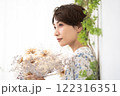 ビューティーイメージ（ドライフラワーを持つショートヘアのミドル女性） 122316351
