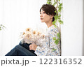 ビューティーイメージ（ドライフラワーを持つショートヘアのミドル女性） 122316352