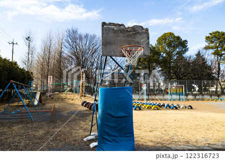 入間市立東町小学校の校庭　バスケットゴール 122316723