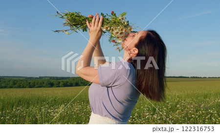 Woman Gathers A Large Bouquet Of Daisies On Field. Beauty Woman Enjoying Nature Outdoor. Enchanting Young Woman With Wildflowers Bouquet. Steadicam Shot. Woman Gathers A Large Bouquet Of Daisies On Field. Beauty Woman Enjoying Nature Outdoor. Enchanting Young Woman With Wildflowers Bouquet. Steadicam Shot. 122316753