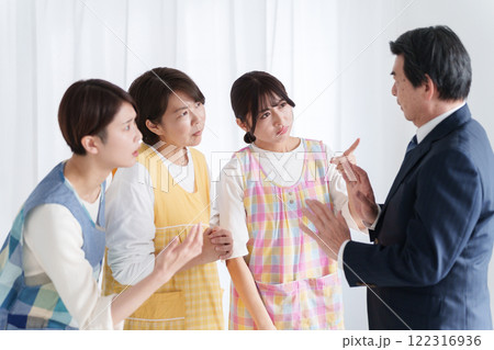 園長に給料の交渉をする保育士 園長に給料の交渉をする保育士 122316936