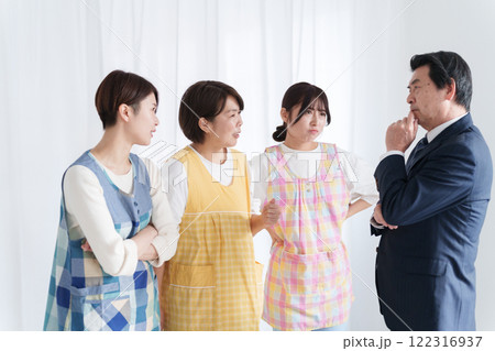 園長に給料の交渉をする保育士 122316937