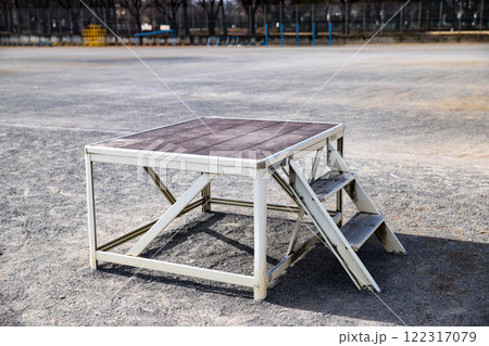 入間市立東町小学校の校庭　朝礼台 122317079