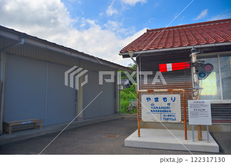 中国地方・旧国鉄倉吉線跡・竹林の廃線観光の拠点、駐車場と移築された山守駅の表示板・鳥取県倉吉市 122317130