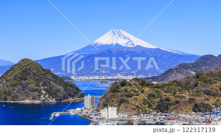 駿河湾から望む、海越しの、冠雪した富士山 122317139