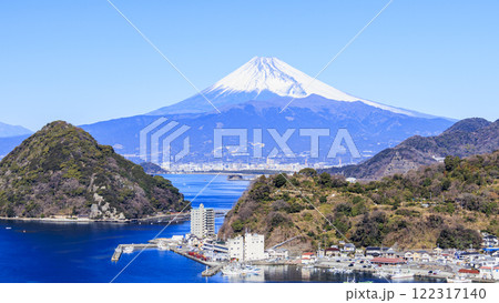 駿河湾から望む、海越しの、冠雪した富士山 122317140