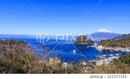 駿河湾から望む、海越しの、冠雪した富士山 駿河湾から望む、海越しの、冠雪した富士山 122317142