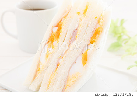 おいしいハム玉子サンドとコーヒーのモーニング おいしいハム玉子サンドとコーヒーのモーニング 122317186