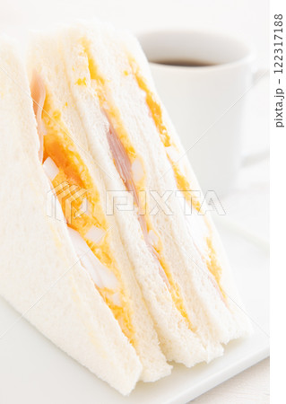 おいしいハム玉子サンドとコーヒーのモーニング おいしいハム玉子サンドとコーヒーのモーニング 122317188