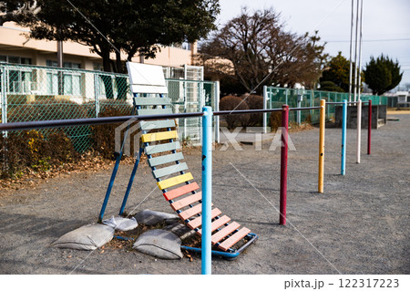 入間市立東町小学校の校庭 逆上がり補助板 入間市立東町小学校の校庭 逆上がり補助板 122317223