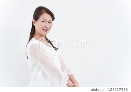 笑顔のシニア女性 122317458