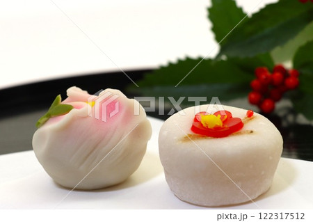 美しい和菓子　梅の花と牡丹の花を模した生菓子 122317512