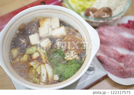 家族団らんのひととき:自宅ですき焼きを囲む笑顔 家族団らんのひととき:自宅ですき焼きを囲む笑顔 122317575