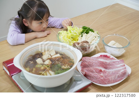 家族団らんのひととき:自宅ですき焼きを囲む笑顔 家族団らんのひととき:自宅ですき焼きを囲む笑顔 122317580