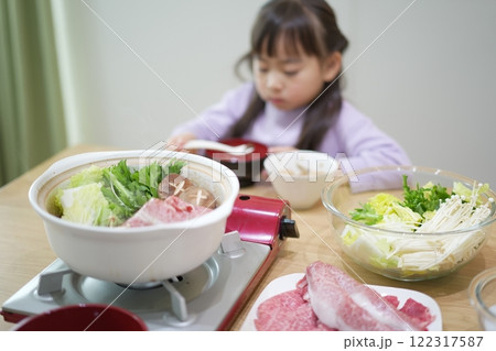 家族団らんのひととき:自宅ですき焼きを囲む笑顔 家族団らんのひととき:自宅ですき焼きを囲む笑顔 122317587