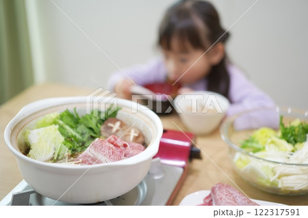 家族団らんのひととき:自宅ですき焼きを囲む笑顔 家族団らんのひととき:自宅ですき焼きを囲む笑顔 122317591