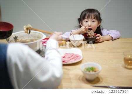 家族団らんのひととき:自宅ですき焼きを囲む笑顔 家族団らんのひととき:自宅ですき焼きを囲む笑顔 122317594