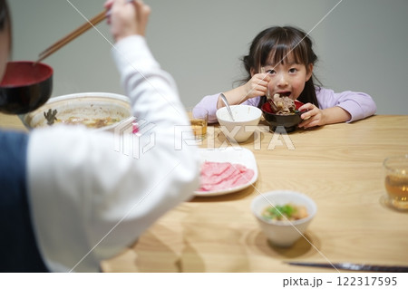 家族団らんのひととき:自宅ですき焼きを囲む笑顔 家族団らんのひととき:自宅ですき焼きを囲む笑顔 122317595