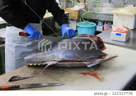 マグロ職人に解体される生の本マグロ マグロ職人に解体される生の本マグロ 122317776