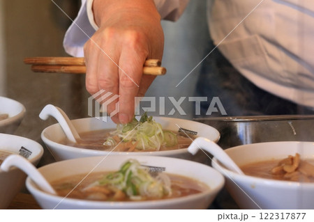 ラーメン作り　名店のラーメン作り 122317877