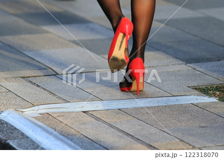 赤いハイヒールを履いた女性の足　赤いピンヒール 122318070