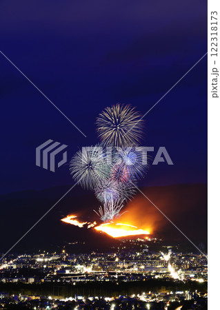 冬の夜空を彩る花火 若草山焼きのイメージ 冬の夜空を彩る花火 若草山焼きのイメージ 122318173