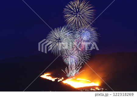 冬の夜空を彩る花火 若草山焼きのイメージ 冬の夜空を彩る花火 若草山焼きのイメージ 122318269