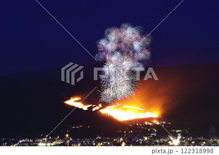 冬の夜空を彩る花火　若草山焼きのイメージ 122318998