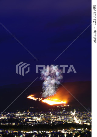 冬の夜空を彩る花火　若草山焼きのイメージ 122318999