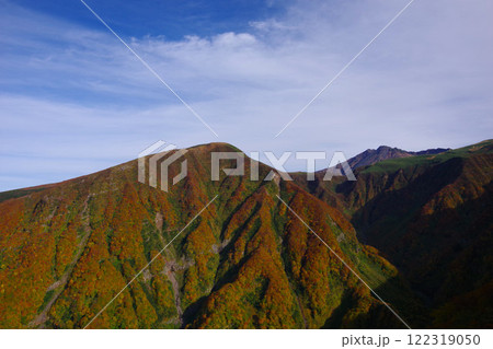 秋田県にかほ市　鳥海ブルーラインから奈曽川沿いの紅葉を望む 122319050