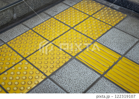 地下道 点字ブロック 誘導ブロック イメージ 122319107